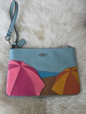 Gorgeous Coach Large Leather Beach Scene Wristlet Wallet 🩷⛱️🧡🌊